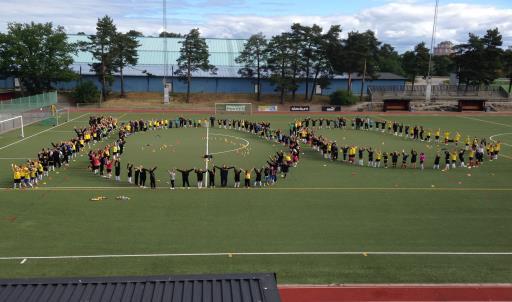 Välkommen till årets sommarfotbollskola 16 22 juni Här kommer den informationen som du som spelare och förälder behöver för att göra de här 5 dagarna till sommarens bästa