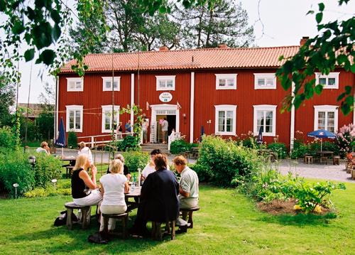 Ratan, en liten idyllisk by vid kusten, med en lugn och fin gästhamn, rymmer mycken spännande historia. Ratan är klassad som riksintresse av tre olika anledningar. 1.