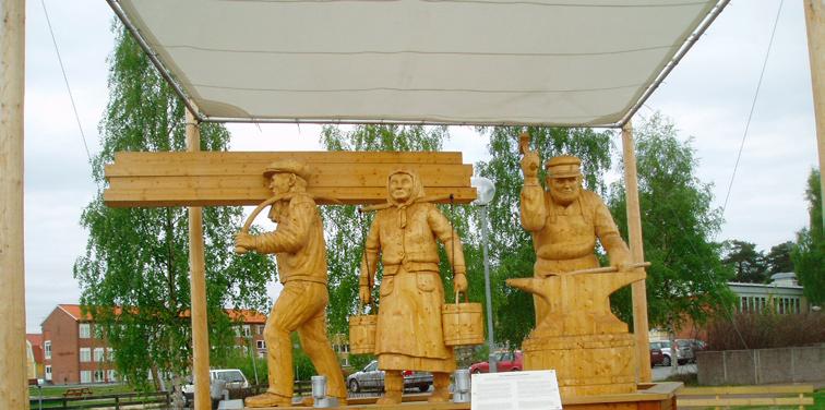 Välfärdsbyggarna ny träskulptur i centralort. Foto, kommun med fina bestånd av abborre och gädda och vid kusten kan man med fördel fiska gädda, havsöring och grov harr.
