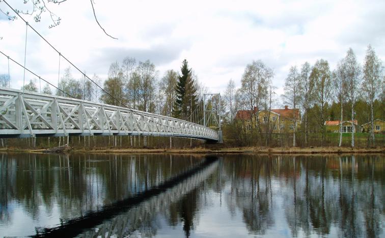 Hängbron över Rickleån i. Foto, kommun med hällmarker, klapperstränder men också enstaka sandstränder. Områdets stränder är orörda, liksom dess skog.