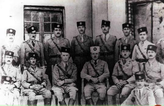 Frigörelsen från utlandet var svår. Stormakterna bevakade hela tiden sina intressen. Under andra världskriget ockuperade de allierade hela Iran 1941.