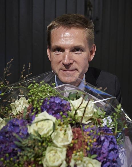 med en blåsippa på kavajen