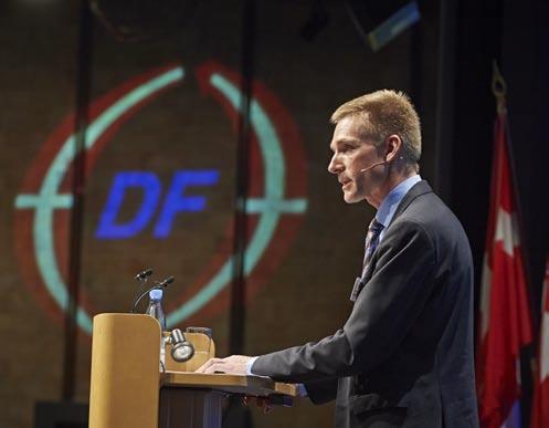 e ertryck. Trygghet och llit, välfärd och närhet var de återkommande ämnena som förklarades genom äldre- och socialpoli ken.