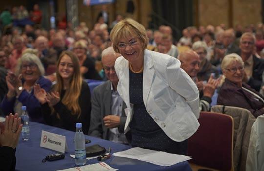 Pia Kjærsgaard menade a vi som samhälle är skyldiga a ge våra äldre en värdig och trygg ålderdom. Äldreomsorgen är och kommer a förbli en vik g byggsten i Dansk Folkepar s värderingspoli k.