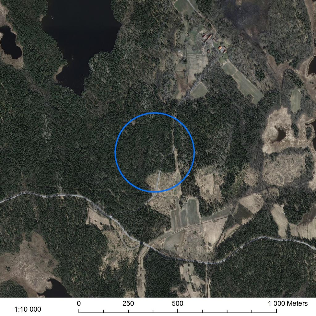 Figur 1. Ortofoto. Utredningsområdet är markerat med blått. Större delen av utredningsområdet utgörs även idag av skogsmark.