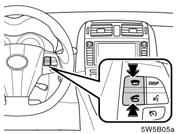 ÖVRIGA FUNKTIONER Genom att trycka på telefonknappen ovan kan du ta emot eller avsluta samtal utan att ta händerna från ratten. Mikrofon Använd mikrofonen, som bilden visar, när du talar i telefon.