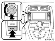 LJUDANLÄGGNING Slå på och stänga av systemet Växla mellan funktioner AUDIO : Tryck på den här knappen för att visa knapparna på ljudanläggningens pekskärm.