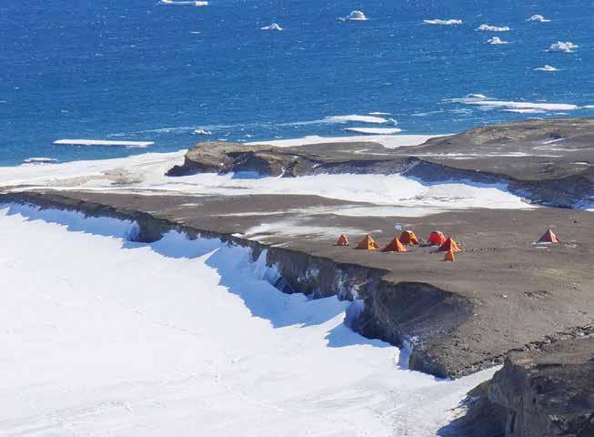 Men sedan försvann de plötsligt fossilen tar slut och det visar när i tiden det blev kallt på Antarktis, så kallt att hela kontinenten till slut täcktes av is.