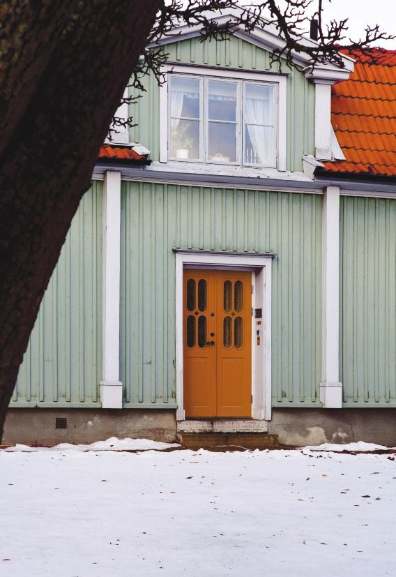 Välkommen in till Ölandsgatan 41 ENTRÉPLAN: - Välkomnande HALL med heltäckningsmatta, avhängningsyta för ytterkläder samt trappa upp till övervåningen samt ned till källaren. - GÄSTTOALETT.