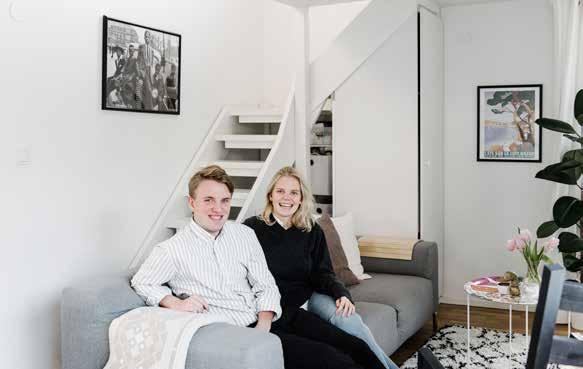 Oskar Andersson och Mikaela Matsson. I hyran ingår allt möbler, värme, el, bredband, Netflix Och stugan är utrustad med golvvärme, hällspis, tvättmaskin och diskmaskin. Toppmodernt alltså.