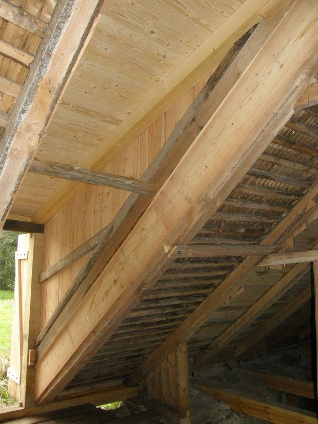 Vattenmöllan omläggning av östra takfallet Loftport och befintligt sticketak. Kvarnbyggnadens sydfasad.