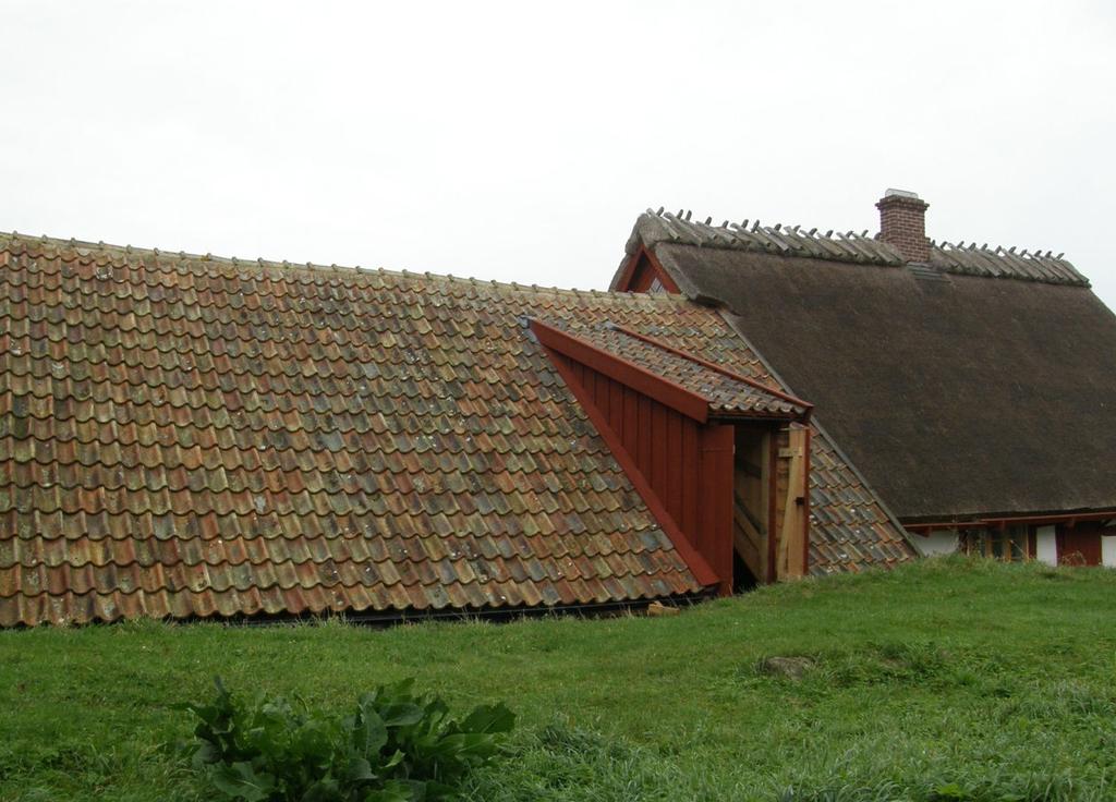 Vattenmöllan omläggning av östra takfallet Östra takfallet efter renoveringen med taket omlagt och rekonstruerad loftport.