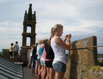 Sommarkonfirmation 2009 Efter att ha åkt till Estland (Dagö och Tallinn) i 4 år, lade vi sommarkonfirmandlägret i England 2009, för att förutom att ge ungdomarna ett bra läger möjliggöra ett möte med