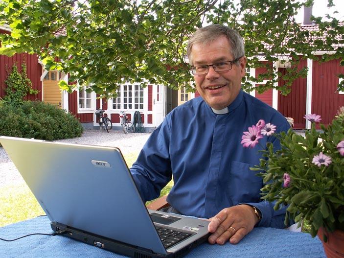 kyrkohandboken för mottagande av I kyrkoherde står det: En kyrkoherde skall, som varje präst förkunna Guds ord, förvalta sakramenten, leda församlingens bön och tillbedjan i gudstjänsten, undervisa