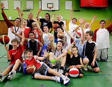 VÄLKOMMEN TILL TÄBY BASKET! Vår verksamhet handlar om att lära barn och ungdomar att spela basket. Med träningar, matcher, cuper och läger pågår verksamheten i stort sett alla dagar i veckan.