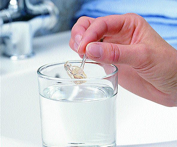 Lägg insatsen med slang i en skål med ljummet vatten. Eventuellt kan man använda mild tvållösning eller en rengöringstablett för tandproteser.