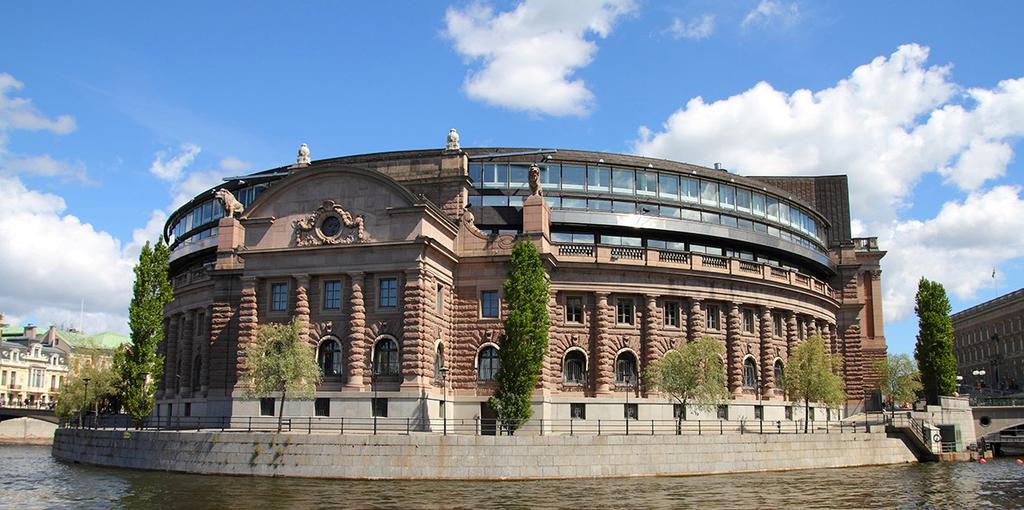 2 DEN SVENSKA MEDIEPOLITIKEN Målet för den svenska mediepolitiken är att stödja yttrandefrihet, mångfald, massmediernas oberoende och tillgänglighet samt att motverka skadlig mediepåverkan.