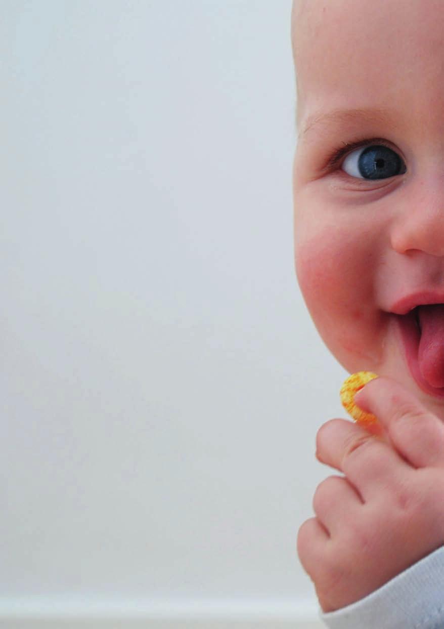 Vid 8 månader Runt 8 månader har barnet ofta fått sina första tänder och börjat lära sig att tugga. Då kan ni prova att börja ge mat med större bitar och grövre konsistens.