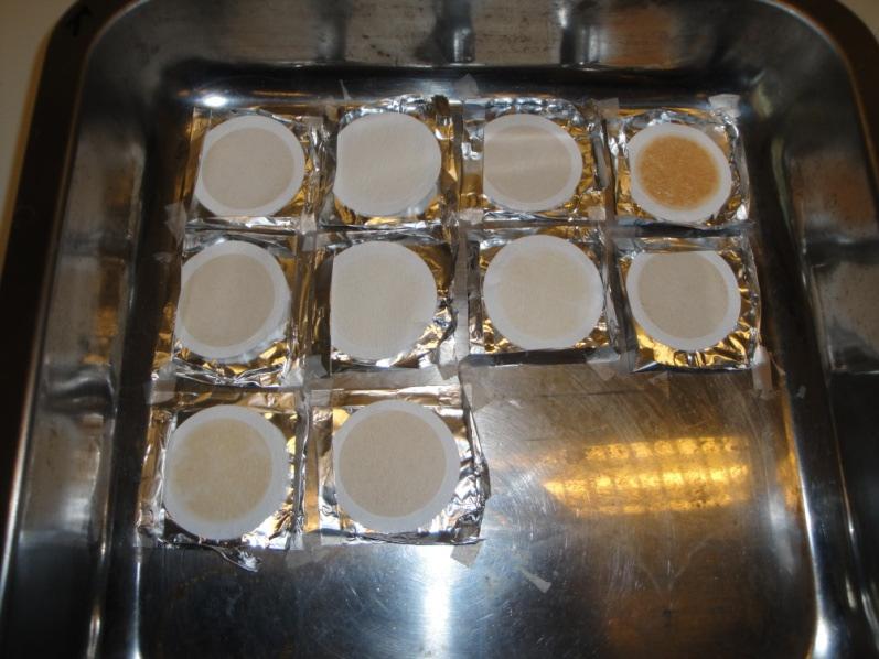 Ett filter från respektive provpunkt ligger i ordning 1-10 från vänster uppifrån och ner. De mörkfärgade filterna är från ån och de ljusa från dike/kulvert.