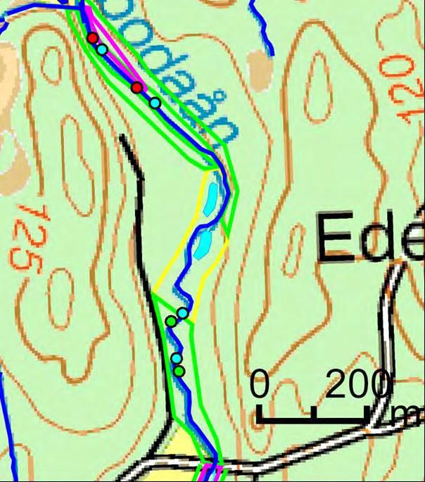 Figur 2.23 där kartan t.v. visar åtgärdsförslag längs delsträcka 14 och bilden t.h. visar låglänt område med granskog längs den nedre delen av delsträckan.