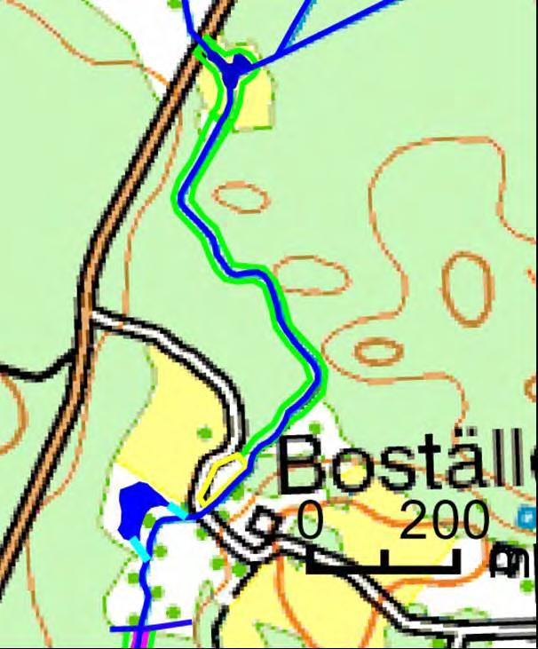 visar de branta höga åslänterna som delvis är bevuxna med gräs Åtgärder: På betesmarken längst uppströms rekommenderas anläggning av en sedimentfälla i nära anslutning till vägen, vilket underlättar