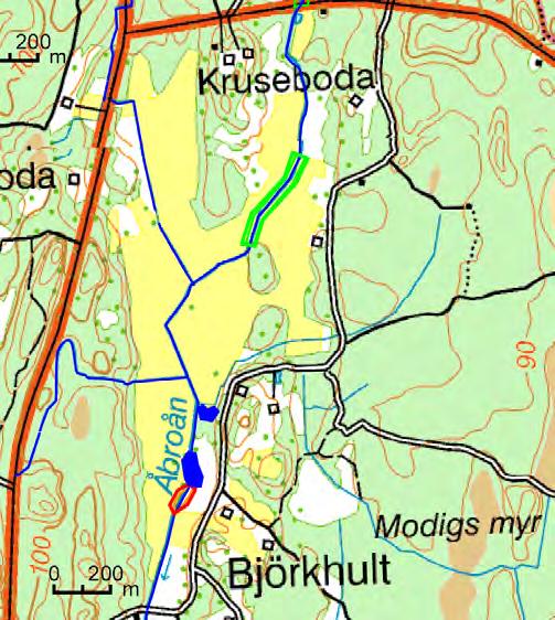 Ådjupet varierar mellan 2,5-3 m och åslänterna har en lutning på 1:1. Bottenlutningen är 0,2:1 000 enligt df förrättningen, vilket gör att ån är mycket lugnflytande.