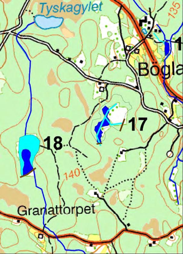 Våtmarken anläggs genom en kombination av dämning och schaktning. En vall anläggs i diket där marken är fast för att skapa en dämning. En djupare permanent vattenyta skapas genom schaktning.