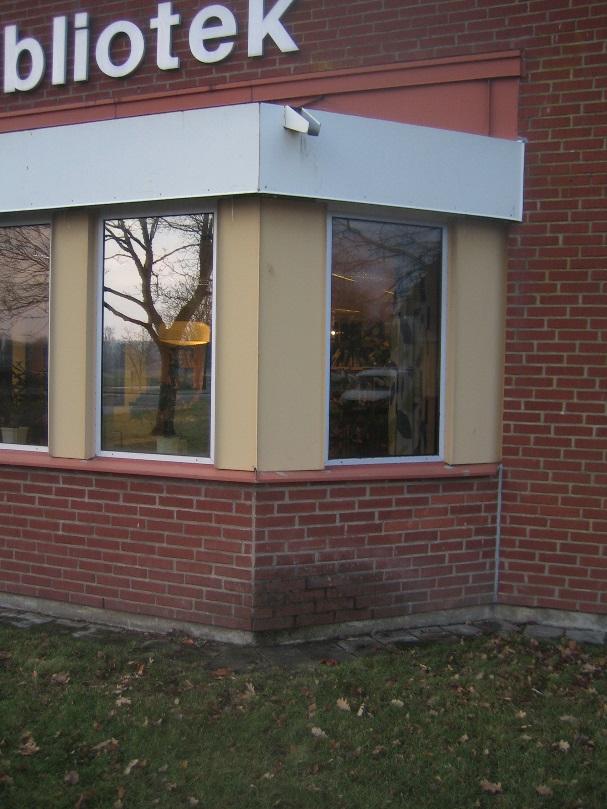 Bild 3. Avvattning från burspråk fuktar upp fasad. Se provhål 13 på bild 7 med mikrobiella skador på gips. 2.