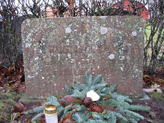 1. Län. Södermanland Församling. Bergshammar 10 2:1. Gravstenens placering. Nordväst om kyrkan mot häck 2:2. Storlek (höjd x bredd x djup). Höjd 55,2 cm, bredd 80,5 cm, djup 12,3cm 2:3. Material.