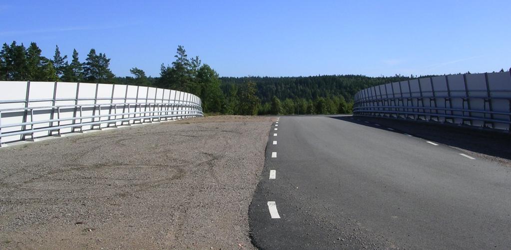 Ett exempel på en faunaanpassad vägbro som visserligen erbjuder större djur en