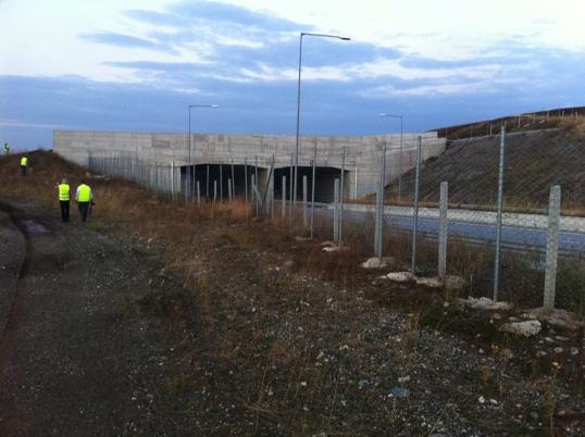 Ibland kombineras avskärmningarna med vegetation som häckar eller klätterväxter (figur 17 och 23). Figur 18. Faunabro under konstruktion i de Borkeld i Nederländerna.