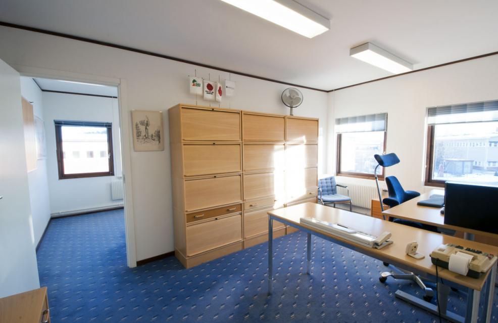 Ledig kontorslokal med hörnläge i Ormbacka, Skälby Denna lediga kontorslokal har ett bra hörnläge på övre plan i
