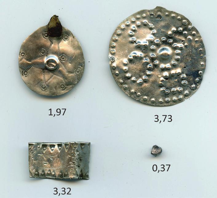 Varja II, däremot, har 26 bitar hack-silver fragment av ornament, och olika tackor, silver tråd och även en hel liten hamrad tacka (fig. 7).