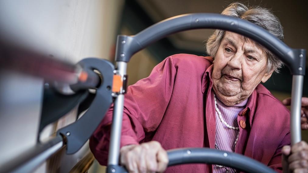 Ny teknik ska revolutionera äldrevården Karin Wennberg, 93 år, har fått testa en rollator som hjälper henne att gå uppför trappan.