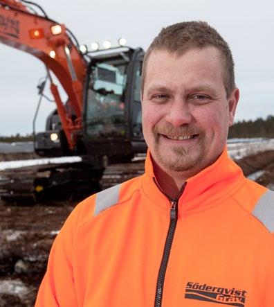 storlek. David Magnusson har arbetat som maskinförare hos Söderqvist i tre år. Han berömmer bandgrävarens kapacitet och hytt. Jag körde minigrävare tidigare, så det här blev ett steg uppåt för mig.