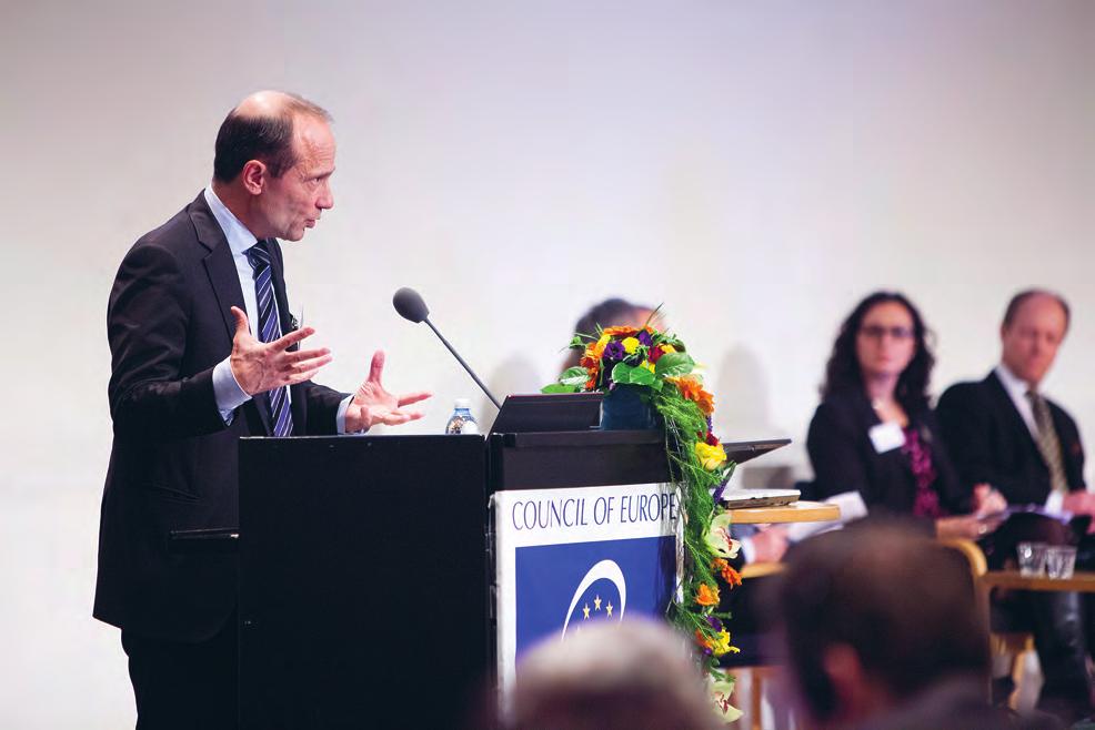 IHMISOIKEUSKESKUS MÄNNISKORÄTTSCENTRET YLLÄ / OVAN: Raoul Wallenberg Institute of Human Rights and Humanitarian Law n johtaja Morten Kjaerum Ihmisoikeuskeskuksen, eduskunnan oikeusasiamiehen ja