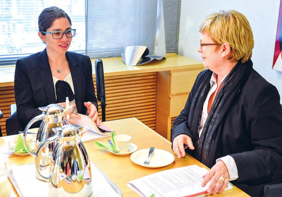 IHMISOIKEUSKESKUS MÄNNISKORÄTTSCENTRET YLLÄ / OVAN: YK:n vammaisten oikeuksien eritysraportoija Catalina Devandas Aguilar (vasemmalla) kävi Ihmisoikeuskeskuksen ja eduskunnan oikeusasiamiehen
