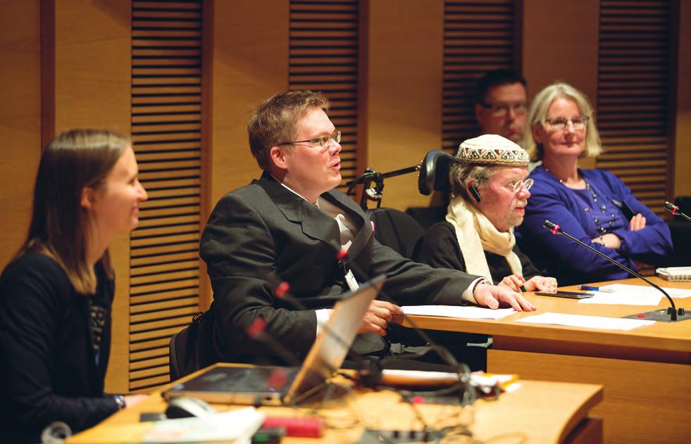 IHMISOIKEUSKESKUS MÄNNISKORÄTTSCENTRET YLLÄ / OVAN: Oikeusasiamiehensihteeri Juha-Pekka Konttinen (toinen vasemmalta) eduskunnan oikeusasiamiehen kansliasta esittelee vammaisten henkilöiden