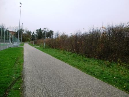 1 enligt kartan G/C vägen förbi Lexington och konstgräsplanen. Mopeder och bilar kör på G/C vägen förbi Lexington och konstgräsplanen.