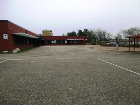 vägen förbättrats. Möjligheten att sätta upp hinder för att minska biltrafik och få ner hastigheterna på mopederna ses över.