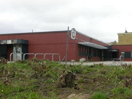 konstgräsplanen är släckt. Bilar kör in på skolgården och ungdomar hänger där, gör sina behov och krossar glas osv.