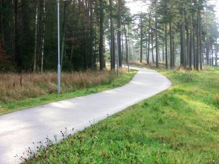 8 enligt kartan Guldvingestigen Mörkt på g/c-vägen och mycket träd