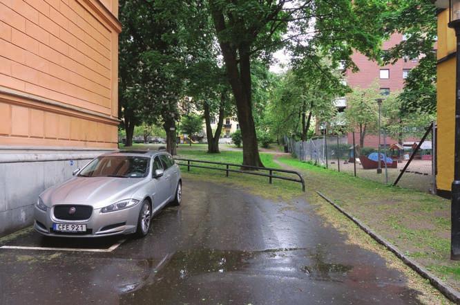 Mellan fasaderna och parken finns också en inre avgränsning som påverkar upplevelsen av parken i stor grad. Längs den västra långsidan löper en stenmur med bostadsgårdar ovanför.