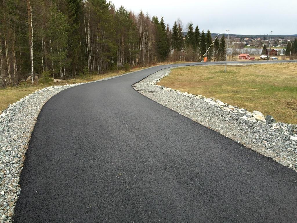 Asfaltbanan vid Kalhyttans friluftsområde, Filipstad. Notera det betydande bärlagret som krävs. Foto: Per-Åke Yttergård.