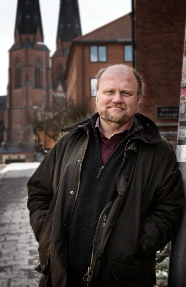 3 (9) OKTOBER Ola Larsmo berättar Författaren Ola Larsmo är bosatt i Uppsala sedan drygt 30 år.