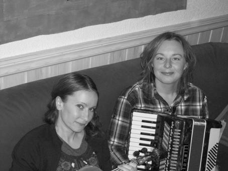 inlevelse. Anders Grosse Grotherus är en musikant som hanterar både bas, gitarr, flöjt och nyckelharpa med en enorm spelglädje. www.akoartist.se Månd. 15/11 kl. 14.00, Ulleråkersbiblioteket Torsd.