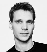 Han lierar sig med sin syster och känner ett socialt ansvar. Gerald Croft (Peder Holm) En attraktiv aristokrat, son till Lord and Lady Croft.