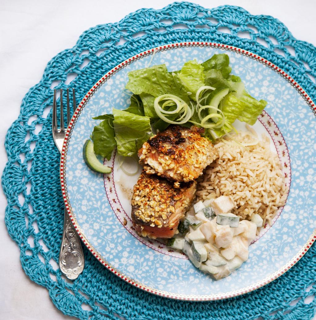 CRUNCHIG LAX MED ÄPPLE- OCH MANGODIPP RECEPT 1 Ca 30 min Lax Ca 500-600 gram laxfilé 100 gram cashewnötter 1 ägg Olivolja och smör* Dipp ½ gurka 1 äpple 1 pkt tinad mango 1 ½ dl creme fraiche