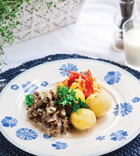 SKAVGRYTA MED SVAMP, PERSILJA OCH KOKT POTATIS RECEPT Ca 0 min Skavgryta pkt tinat skavkött gul lök pkt rökt skinka 50 gram champinjoner dl grädde ½ dl creme fraiche msk kött/ viltfond* tsk enbär*