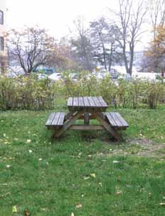 funkia längs fasaderna.